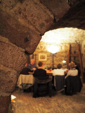 Rundbogen zum Weinkeller Historische Mauer